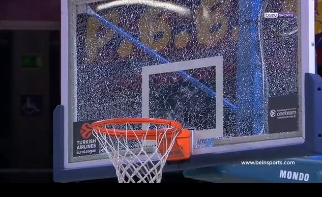 Yıldız oyuncu potayı kırdı!