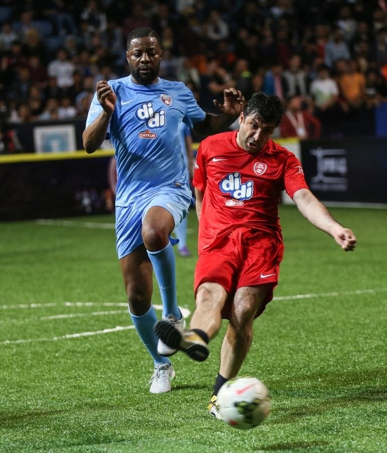 Futbolun yıldızları Darülaceze için oynadı