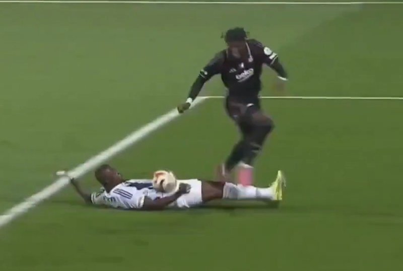 kasimpasa-besiktas-macinda-penalti-karari-iste-o-pozisyon-1761500512629.jpg