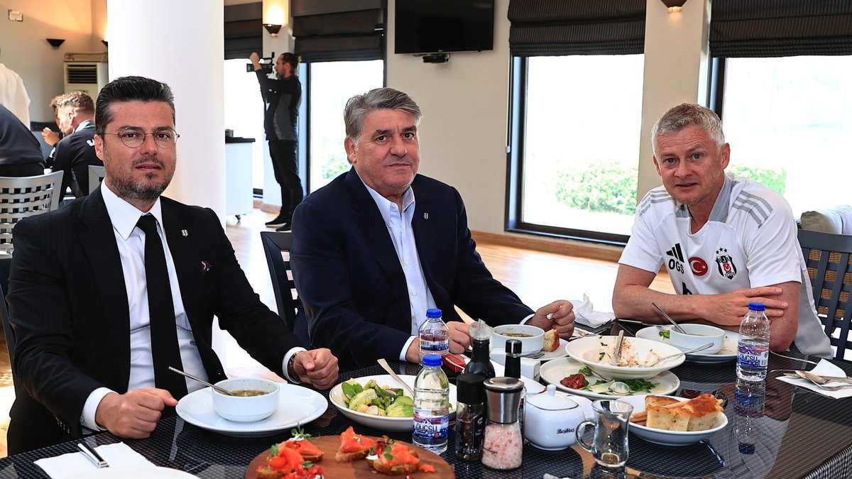 Beşiktaş Başkanı Serdal Adalı futbol takımıyla buluştu Beşiktaş Başkanı Serdal Adalı futbol takımıyla buluştu