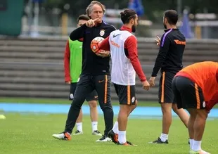 Galatasaray kampa devam kararı aldı