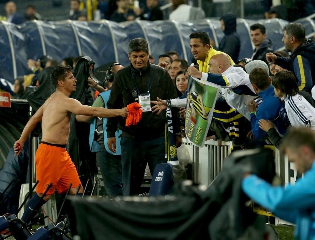 Emre Belözoğlu, Fenerbahçe taraftarına gitti