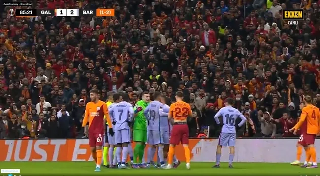 Galatasaray - Barcelona maçında Jordi Alba'dan ağır tahrik! Topu tribünlere yolladı - 2