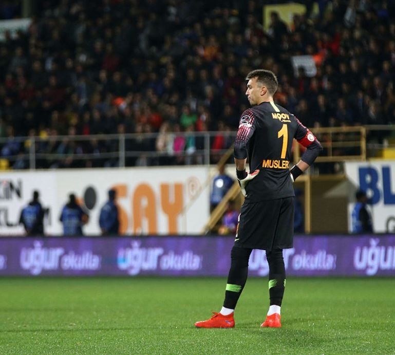Galatasaray’da deprem! Muslera...
