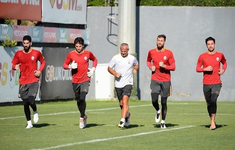 Sabri Sarıoğlu, Jan Olde Riekerink’in elini öptü!