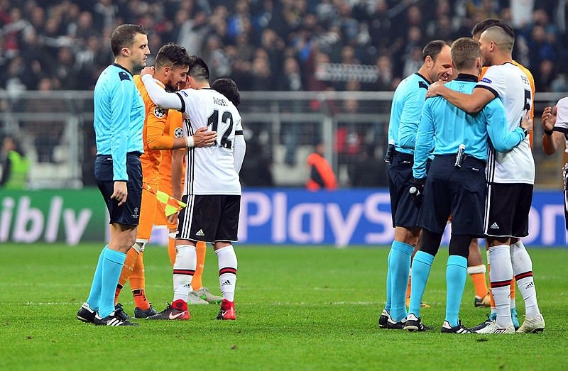 Hakem Lahoz’dan maç sonu şaşırtan hareket!