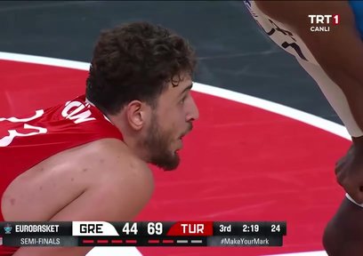 Alperen Şengün Yunanistan maçında '12 Dev Adam' şarkısına eşlik etti