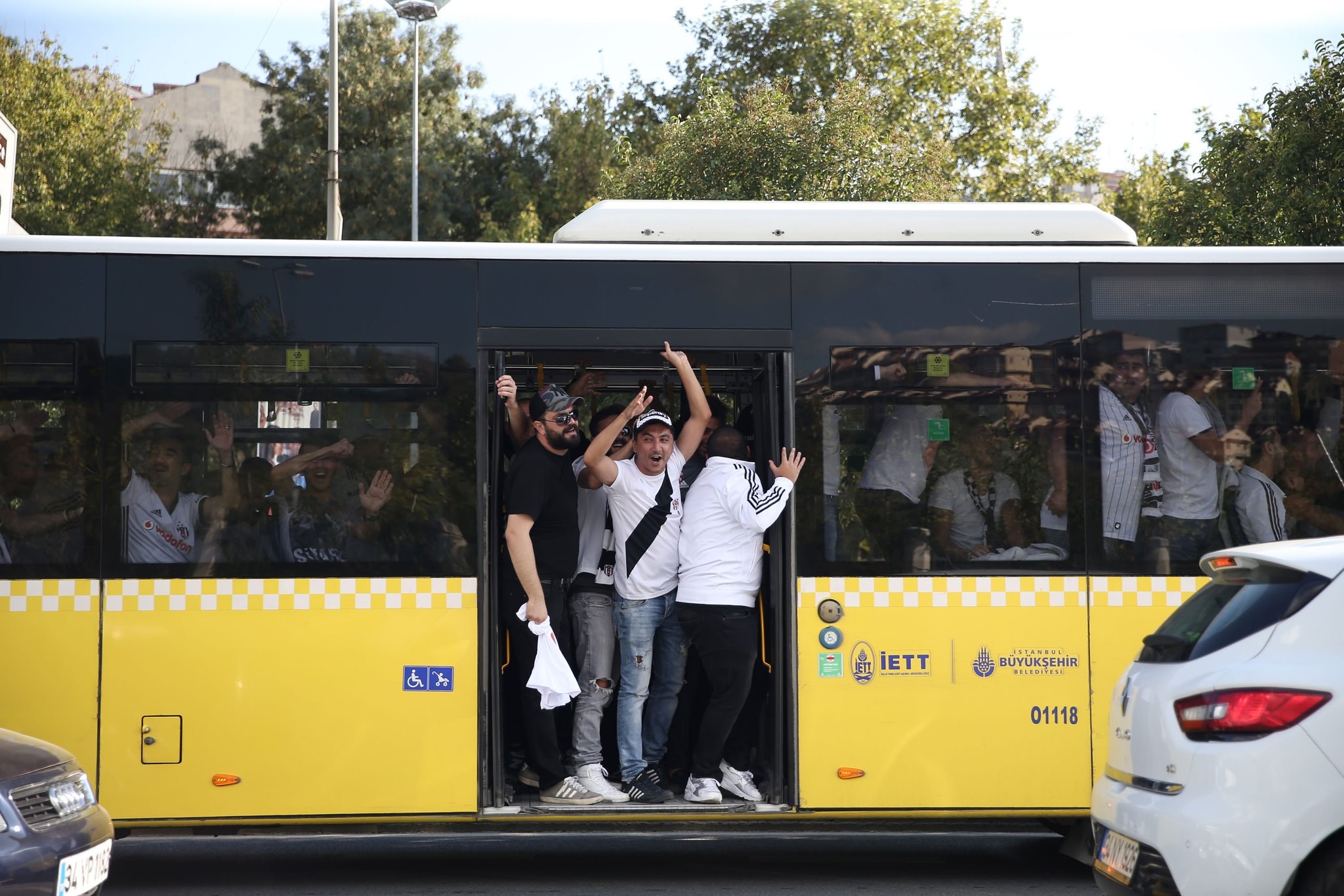 Kadıköy’de beyaz tribün!
