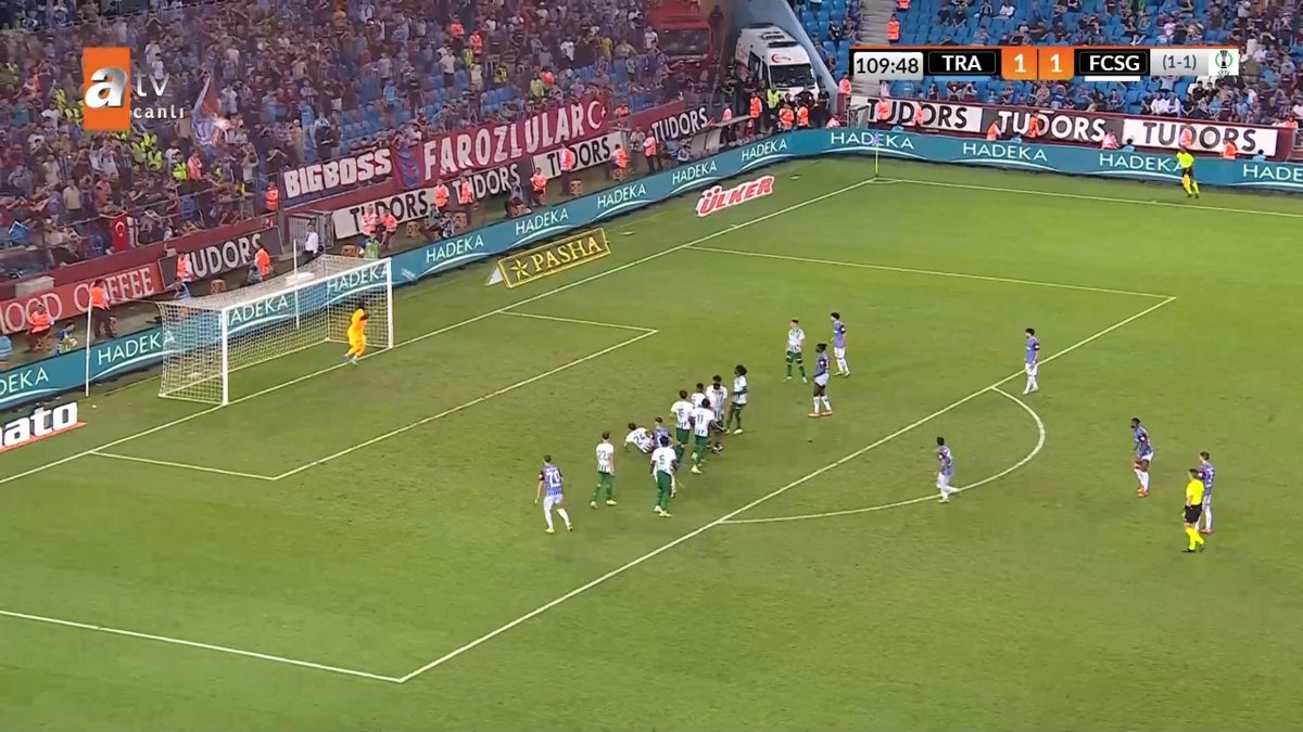 Trabzonspor St. Gallen maçında Trezeguet'nin şutu direkte patladı!