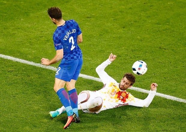 İspanya Pique’nin el hareketini konuşuyor