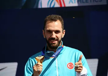 Ramil Guliyev altın madalyasını aldı