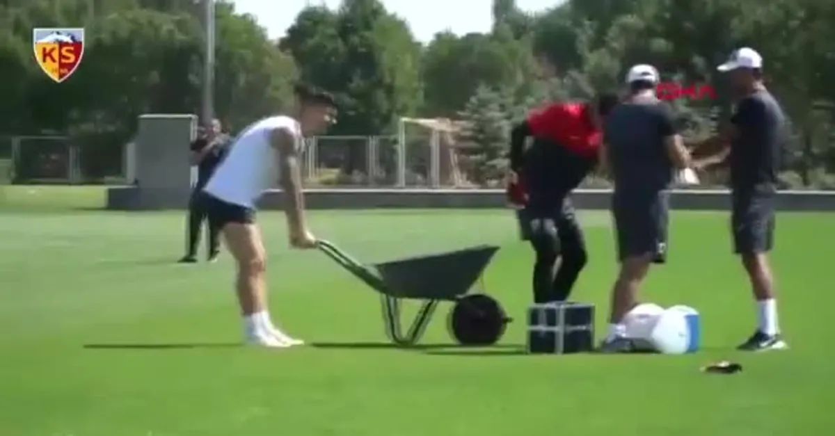 Sapunaru İsmail Çipe'yi sahadan el arabasıyla çıkardı!