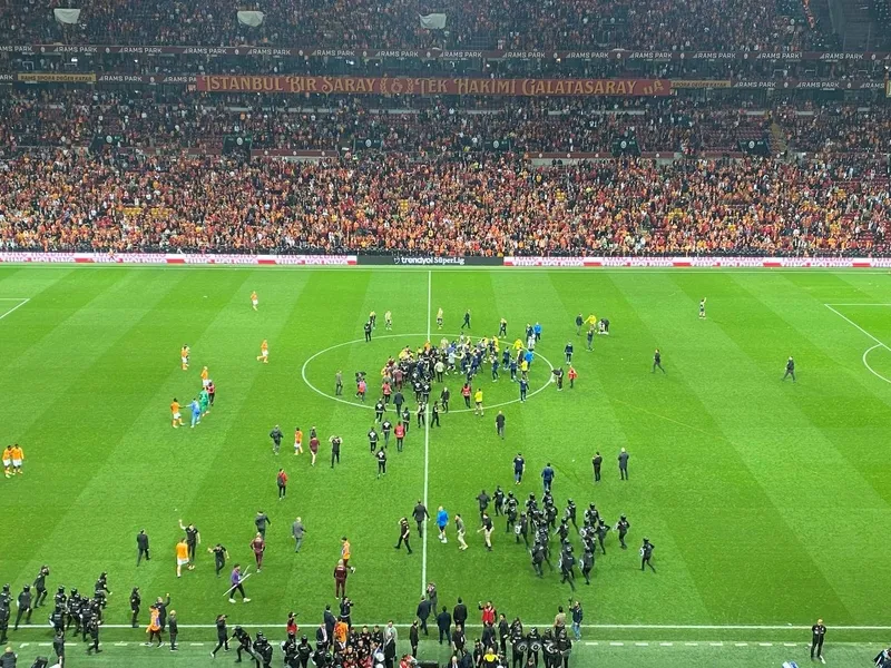 Dev derbide maç sonu saha karıştı! Bitiş düdüğünden sonra... - 2