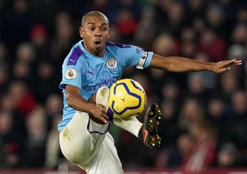 Fernandinho bir yıl daha Manchester City'de