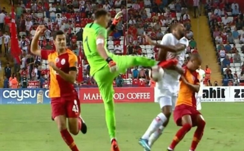Antalya Da Tartismali Pozisyon Muslera Aspor