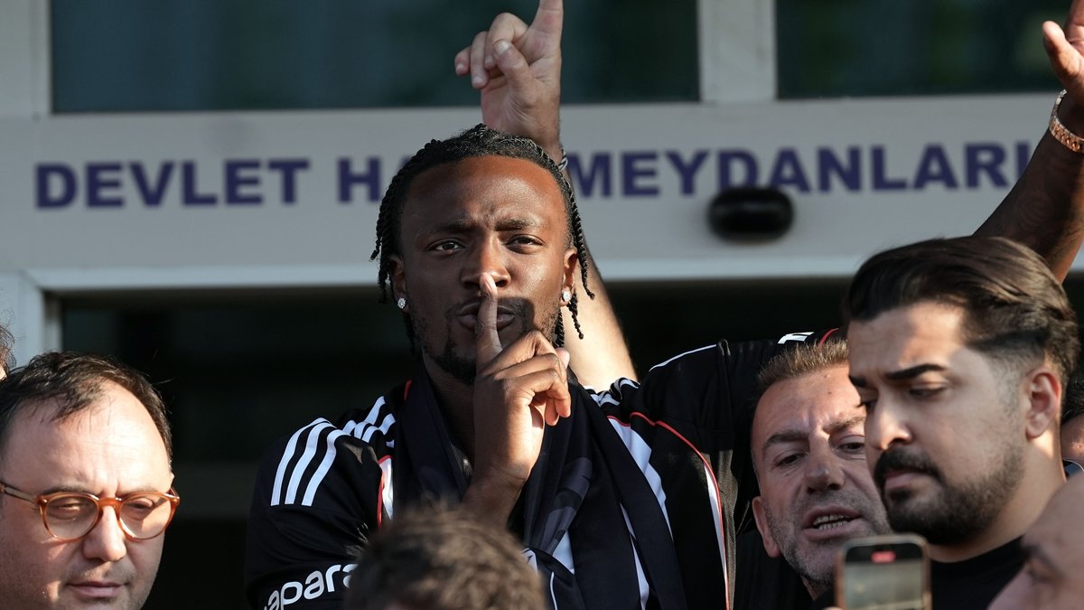 Beşiktaş'ın yeni golcüsü Abraham kulüp televizyonuna konuştu! Beşiktaş'ın yeni golcüsü Abraham kulüp televizyonuna konuştu!