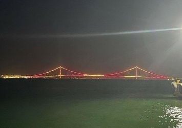 Çanakkale Köprüsü sarı-kırmızı!