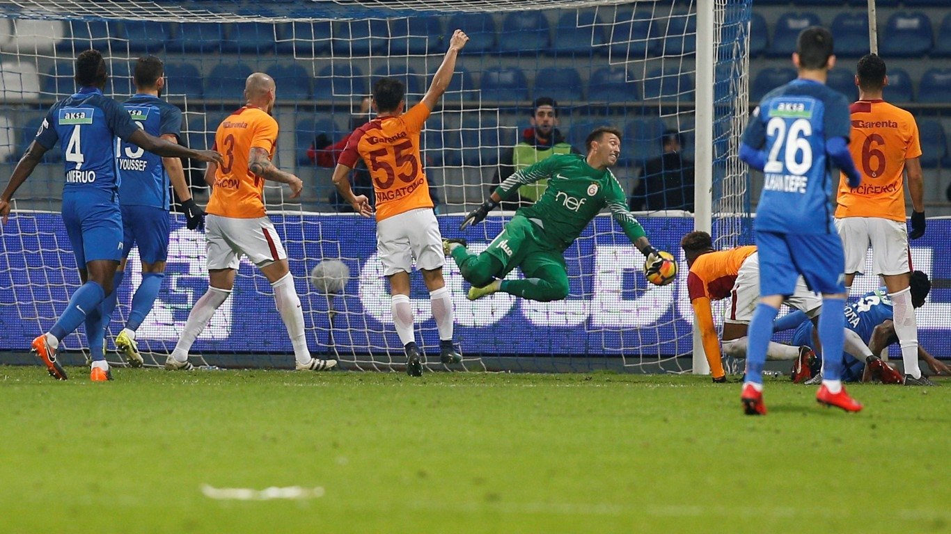 Galatasaray liderliği Kasımpaşa’da bıraktı