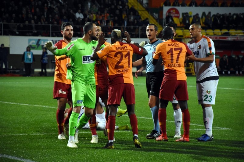 Galatasaray’da dev operasyon!