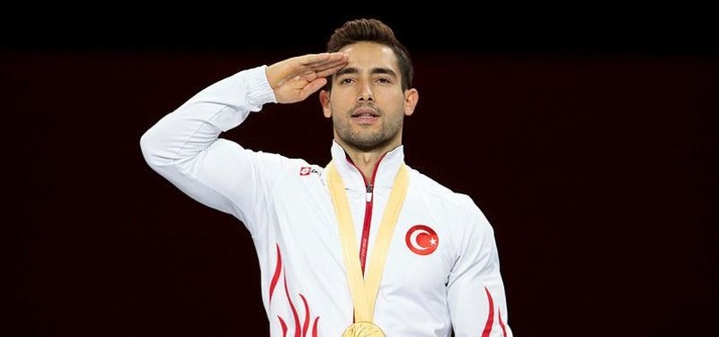 İbrahim Çolak İstiklal Marşı'nı asker selamı vererek okudu