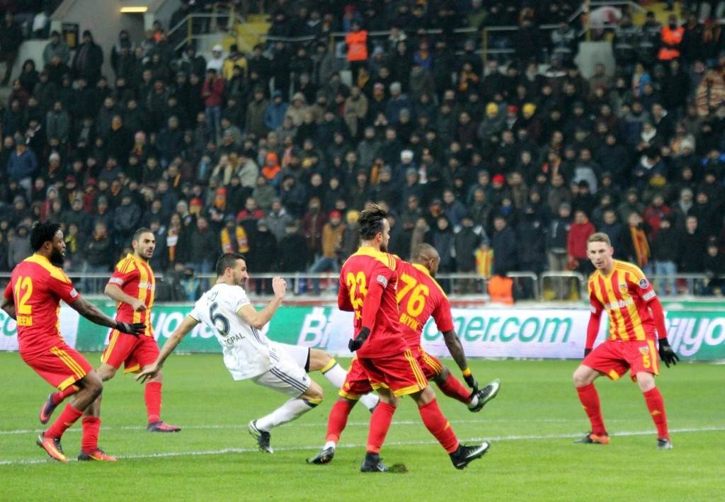 Kayserispor-Fenerbahçe karşılaşmasından kareler