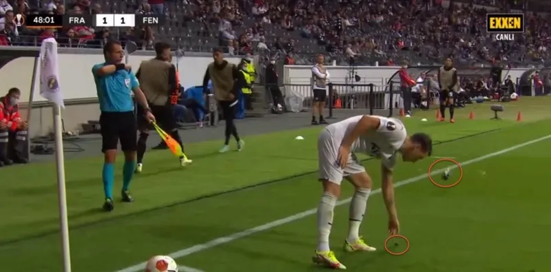Frankfurt Fenerbahçe maçında Alman taraftarlardan skandal hareket! Mesut Özil'e yabancı madde fırlatıldı! Mesut Özil böyle karşılık verdi - 1