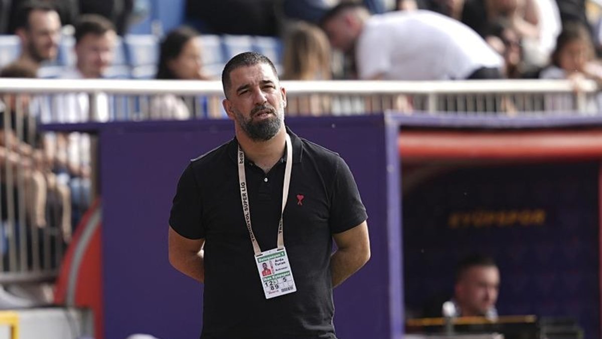 Arda Turan'dan Fenerbahçeli isme transfer kancası! Arda Turan'dan Fenerbahçeli isme transfer kancası!