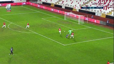 Bünyamin Balcı Sivasspor-Antalyaspor maçında boş kaleye golü atamadı
