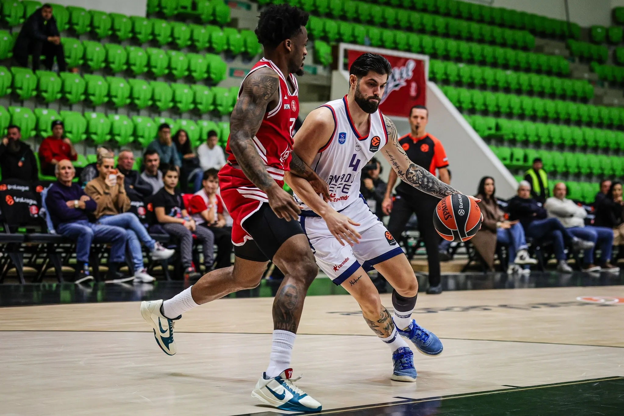 Anadolu Efes, Hapoel Tel Aviv'e farklı kaybetti