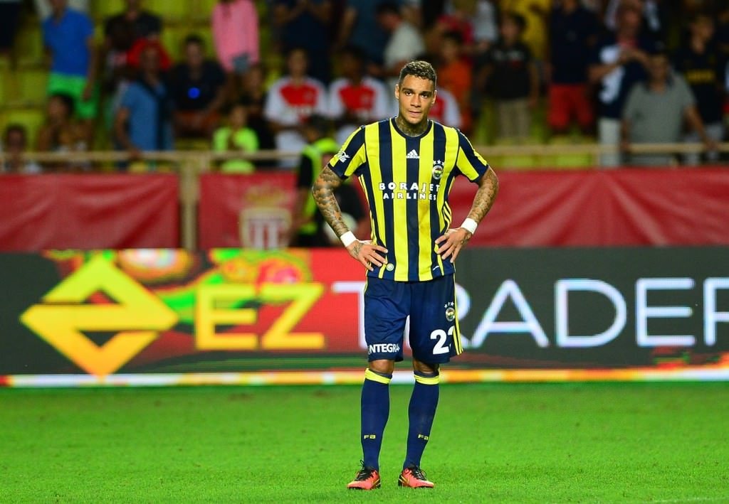 Fenerbahçe’den Van der Wiel’e şok yanıt!