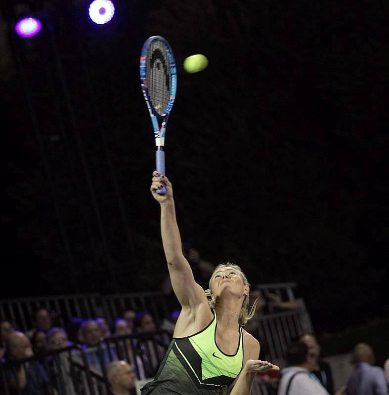 Ve Sharapova korta çıktı