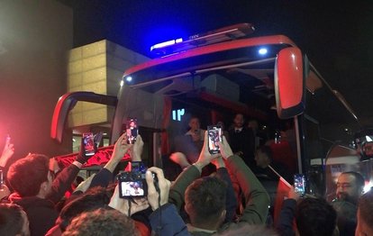 A Milli Takım kafilesi Gaziantep’te davul, zurna ve baklavalarla karşılandı