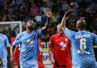 Futbolun yıldızları Darülaceze için oynadı