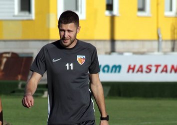 Artem Kravets ilk kez forma giydi