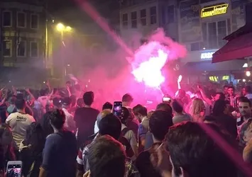 Beşiktaş taraftarı galibiyeti Çarşı’da kutladı
