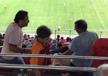 “O forma ile burada oturamazsınız, Dışarı!