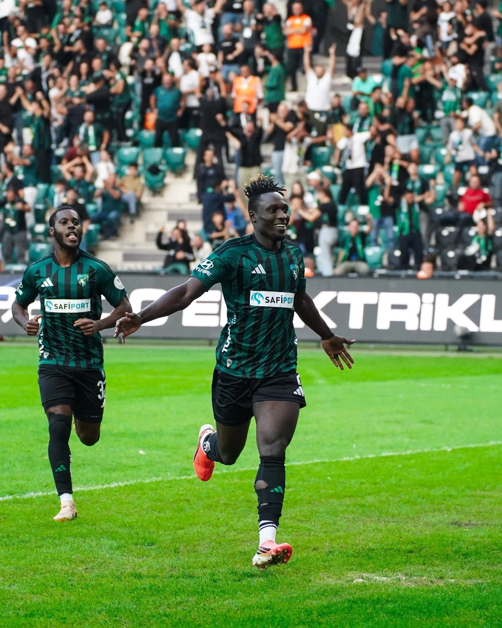 Daniel Agyei tribünlerden atılan madde sonrası yerde kaldı!