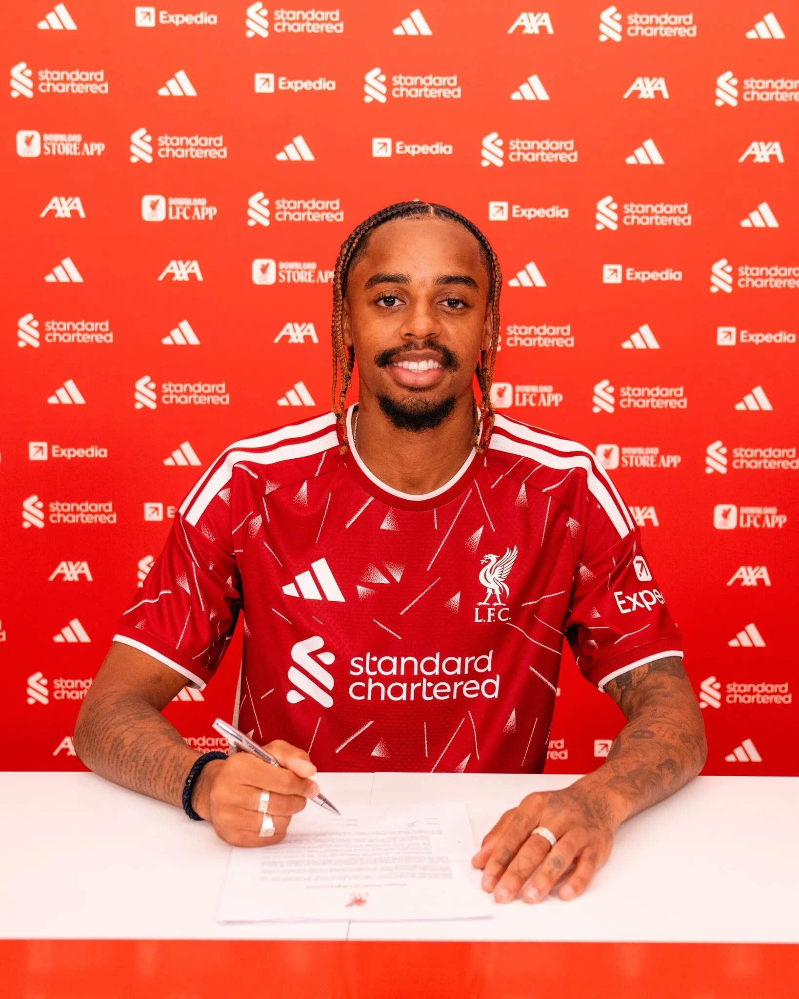 Liverpool, Bradley Barcola'yı transfer etti