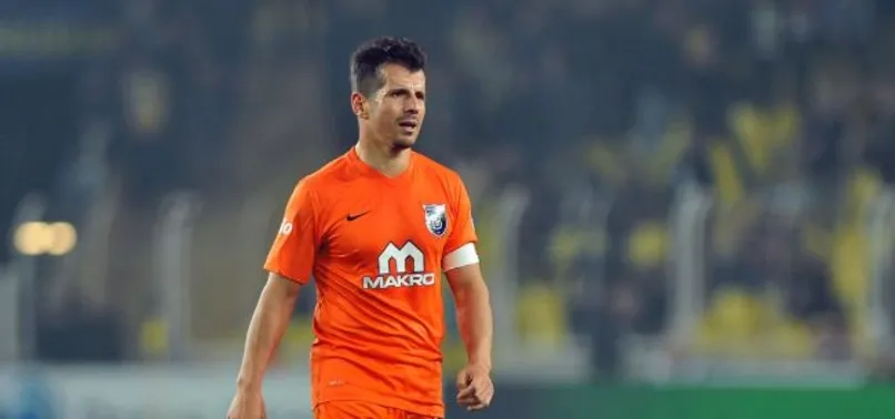 Emre Belözoğlu'ndan, Başakşehir ile yeni anlaşma