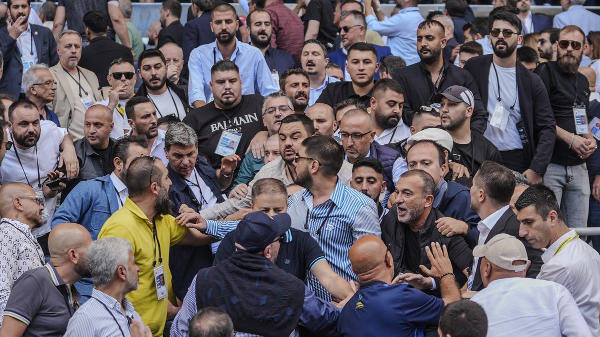 Fenerbahçe kongresinde gerginlik! Fenerbahçe kongresinde gerginlik!