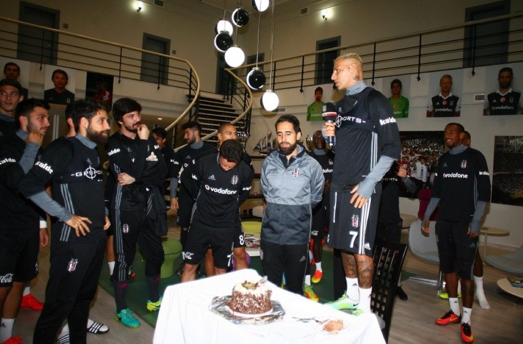 Quaresma doğum gününü takım arkadaşlarıyla kutladı