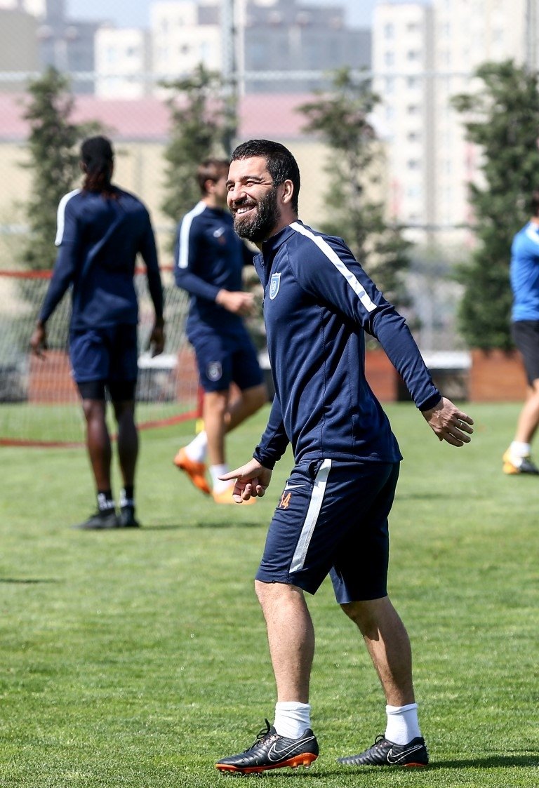 Galatasaray taraftarından Arda Turan'a pankartlı mesaj ...