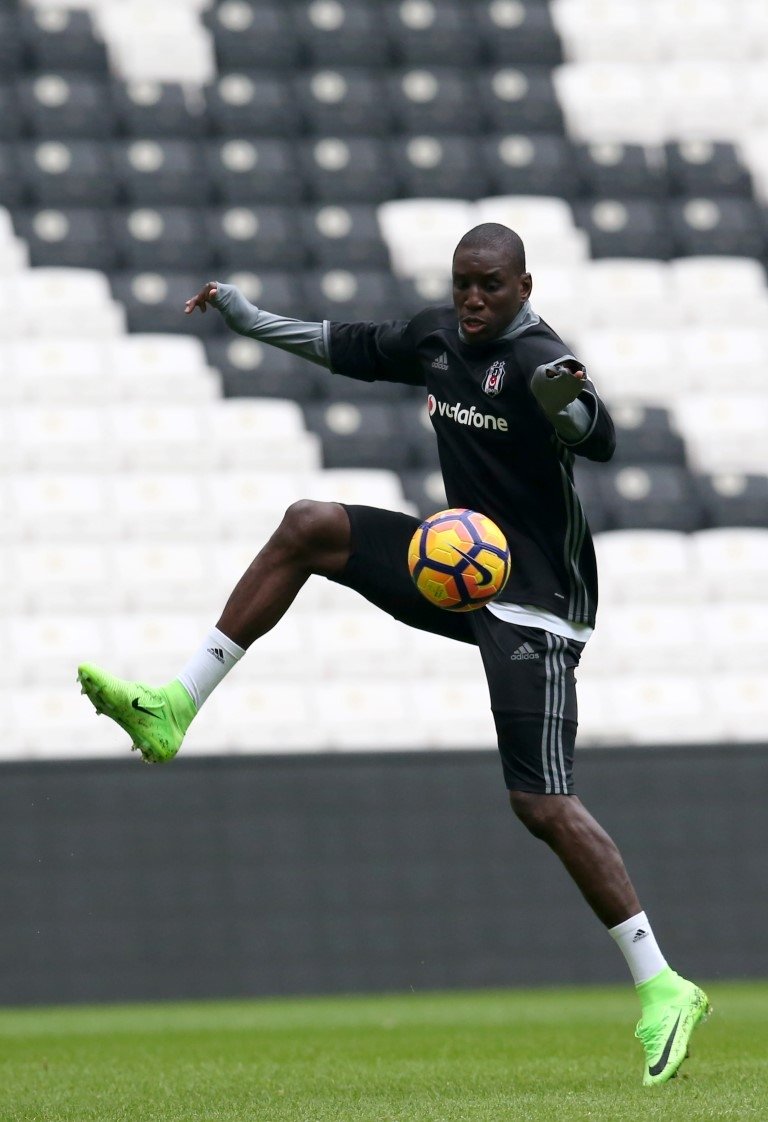 Demba Ba sahalara dönüyor