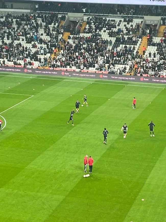 Beşiktaş - Alanyaspor maçı öncesi Vodafone Park'ta Aboubakar'a sevgi gösterisi! - 1
