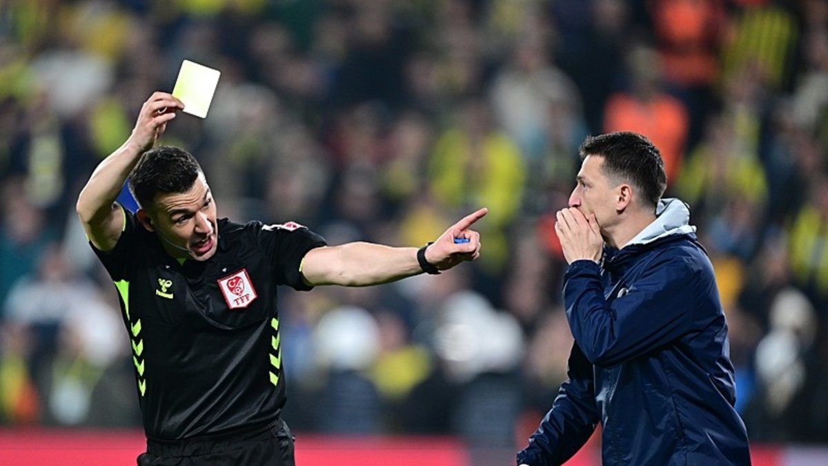 FENERBAHÇE HABERİ | Galatasaray maçında Mert Hakan Yandaş'ın kırmızı kartında yaşanan ilginç diyalog! FENERBAHÇE HABERİ | Galatasaray maçında Mert Hakan Yandaş'ın kırmızı kartında yaşanan ilginç diyalog!
