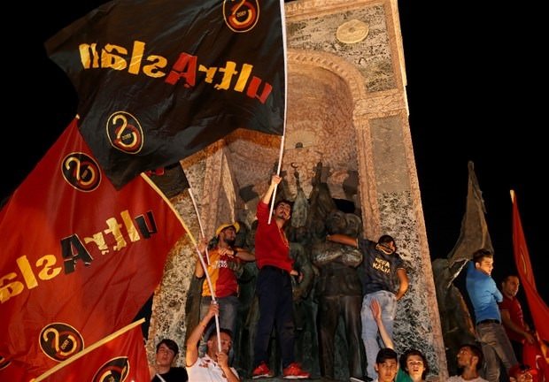 Taraftar grupları demokrasi yürüyüşünde