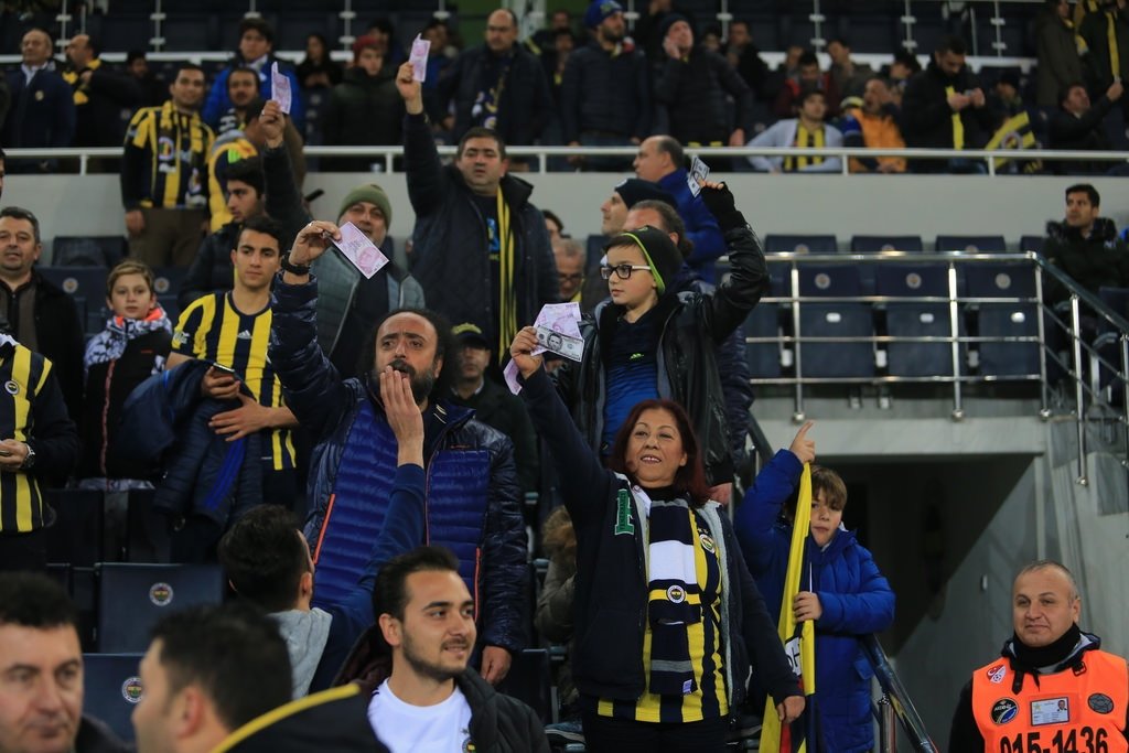 Fenerbahçe taraftarından Gökhan Gönül’e protesto!