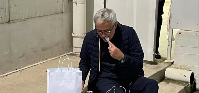Mourinho'dan dikkat çeken fotoğraf! Stadın merdivenlerinde yemek yerken görüntülendi