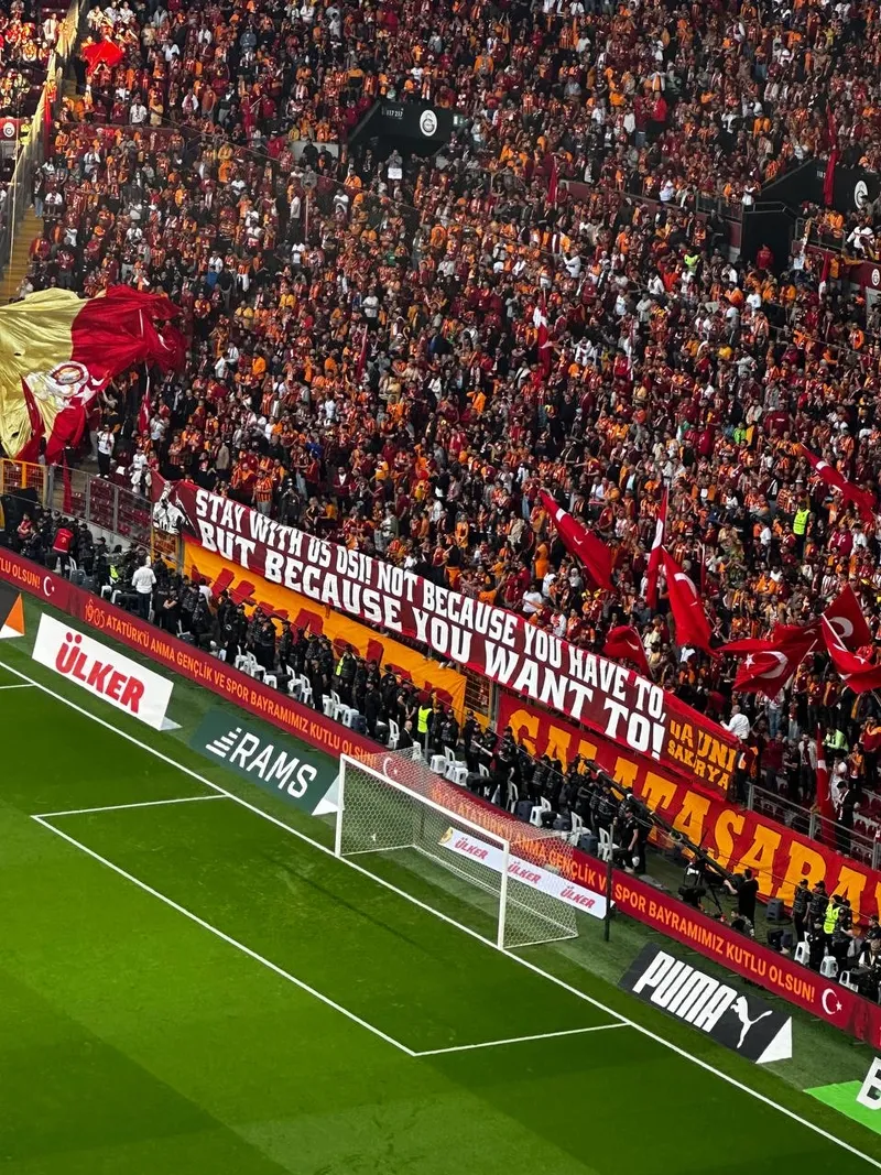 Galatasaray taraftarından Osimhen’e ‘bizimle kal’ mesajı! - 1