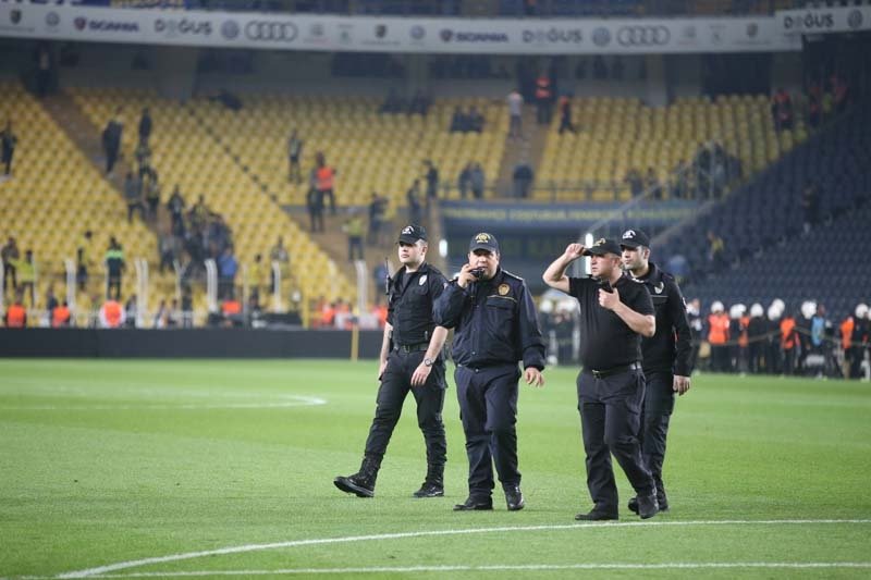 İşte derbide ekranlara yansımayan olay kareler...